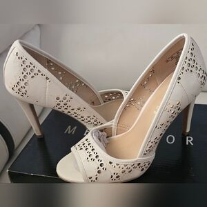 Size 7.5- womens metaphor PIPPA 42533 white fabric Elegant shoes.